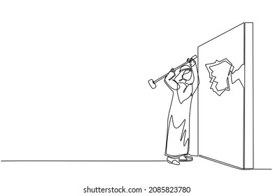 Una sola línea dibujando a un hombre de negocios árabe se rompe y golpea la pared con martillo. La vía del éxito. Avance hacia el objetivo. Liderazgo en los negocios. Fuerte. Vector de diseño de traza de línea continua