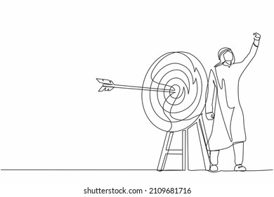 Single one line drawing Arabian businessman fist pump his arrow directed into the target. Target goal, focus and progress. Business archery, arrow hit focus. Continuous line draw design graphic vector