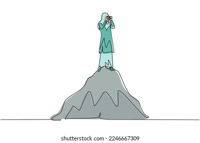 Una sola línea dibujando a una empresaria árabe parada sobre una colina mientras mira los prismáticos. Dirección, estrategia, misión, objetivos. Ilustración gráfica de diseño de trazos de línea continua
