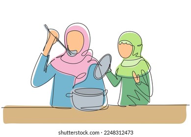 Dibujo de una sola línea hija árabe sosteniendo una tapa de sartén y su hermosa madre probando comida usando cuchara de cocina. Cocinando juntos en la cocina. Ilustración gráfica de diseño de trazos de línea continua