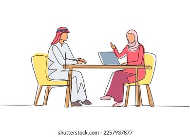 Single one line drawing Arabian woman journalist interviewing guy at desk. Microphone, discussion, speech. Social media, communication concept. Continuous line draw design graphic vector illustration