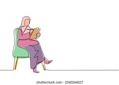 Single one line drawing Arabian businesswoman with clipboard. Female executive sitting in armchair. Woman taking notes. Psychology consultation. Continuous line draw design graphic vector illustration