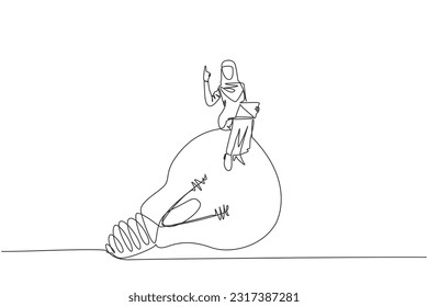 Single one line drawing of Arabian businesswoman sitting on big lightbulb while holding laptop computer. Showing one finger meaning having great idea for her online business. Continuous line design
