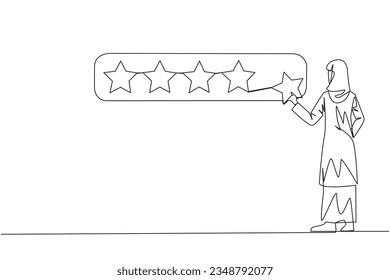 Una sola línea dibujando a una mujer árabe de pie sosteniendo una estrella y quieren hacerla un arreglo de 5 estrellas. Clientes satisfechos y con una calificación perfecta. Clasificación por estrellas. Ilustración gráfica de diseño de línea continua