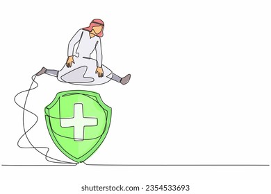 Una sola línea que dibuja a un hombre de negocios árabe saltando sobre un gran escudo. Seguro financiero para protección futura. Seguridad de fondos, garantía de depósitos bancarios. Ilustración vectorial de diseño de línea continua