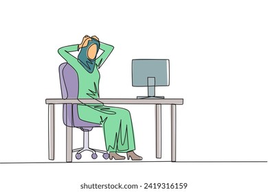Un dibujo de una sola línea de una mujer de negocios árabe sentada en una silla de trabajo sostiene su cabeza con ambas manos. Frente al monitor se enfrenta a la realidad de muchas facturas impagadas. Gráfico de diseño de línea continua