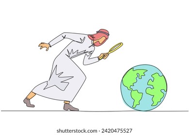 Dibujo de una sola línea de un hombre de negocios árabe sosteniendo una lupa mirando al globo. Analizar y mapear el territorio para abrir el nuevo negocio. Crecer el negocio. Ilustración gráfica de línea continua