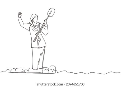 Single one line drawing Arabic businesswoman standing and holding shovel on dug ground. Woman with excited expression find treasures in dirt. Successful business. Continuous line design graphic vector