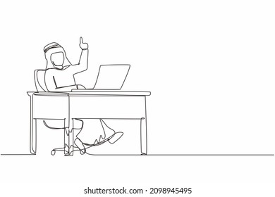 Single one line drawing Arabic businessman getting bright new idea while working with laptop on desk. Male manager working with computer at desk. People get idea. Continuous line design graphic vector
