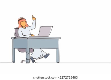 Empresario árabe de una sola línea que dibuja una nueva idea brillante mientras trabaja con un ordenador portátil sobre el escritorio. Gerente masculino trabajando con un ordenador en el escritorio. La gente tiene idea. Vector gráfico de diseño de línea continua