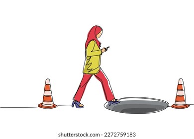 Una sola línea dibujando un personaje de negocios árabe yendo a la calle mirando por un smartphone, no veía una boca de inspección abierta. Una mujer camina a la trampa de los negocios. Ilustración vectorial de dibujo de línea continua
