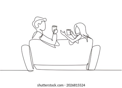 Single one line drawing back view romantic couple sitting at sofa  talking   drinking coffee  Man   woman have relaxing day off  Stay at home  Modern continuous line draw design graphic vector
