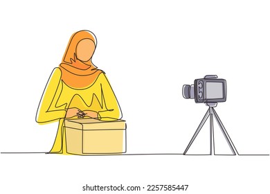 Einzeilige Zeichnung Schönheit arabische weibliche Show ohne Boxen empfangen Paket in live zu Hause. Frau Vlogger Entboxing Produkt, Aufnahme Rezension auf der Kamera. Design der kontinuierlichen Linien, Vektorgrafik