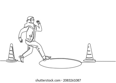Una sola línea dibujando a una empresaria árabe con los ojos vendados corriendo para encontrar dinero con un agujero en pozo. La mujer corre a la trampa de los negocios. Concepto de inversión ciega. Metáfora. Vector gráfico de diseño de trazos de línea continua