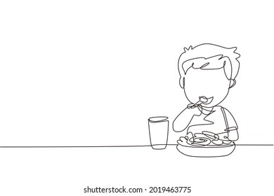 Single one line drawing boy eating healthy morning breakfast food. Happy child eat delicious food with milk at home. School boy enjoying dish. Continuous line draw design graphic vector illustration