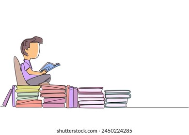 Una sola línea de dibujo niño sentado relajado leyendo un libro en pila de libros. Relájate mientras lees libros de ficción. Disfruta de la historia. Concepto de festival del libro. Ilustración gráfica de diseño de línea continua