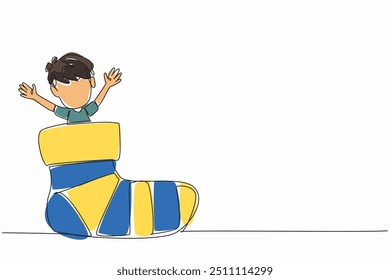 Einzeiliger Ziehknabe aus großen Socken. Spielen Sie mit Freude und immer noch seine Rechte. Kinderspiel auf Socken Spielplatz. Glück. Weltuntergangstag. Grafische Illustration zum Liniendesign