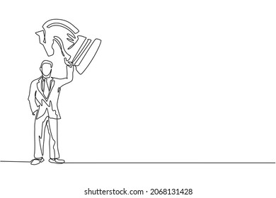 Single one line drawing businessman holding, lifting knight chess piece. Successful entrepreneurship tactics, strategy, superiority in business. Continuous line draw design graphic vector illustration