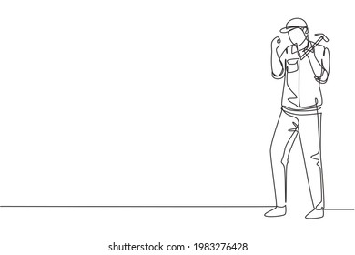 Carpintero de dibujo de una sola línea de pie con festejo de gestos para la industria de la madera y debe ser hábil en el uso de herramientas de carpintería. Ilustración de líneas continuas moderna de diseño gráfico vectorial