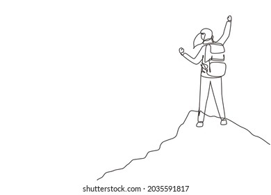 Una sola línea dibujando a una alegre mujer levantándose de la mano después de escalar un pico de montaña. Concepto de éxito feliz en el logro de los objetivos. Ilustración de líneas continuas moderna de diseño gráfico vectorial
