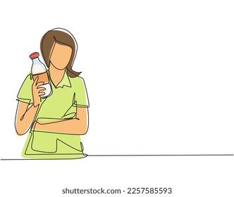Una sola línea dibujando alegre mujer sostiene una botella de leche de almendras fresca muestra sonrisas de productos vegetarianos saludables felizmente. Nutrición alimentaria. Ilustración de líneas continuas moderna de diseño gráfico vectorial