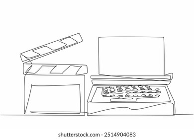 Una sola línea de dibujo clapper y máquina de escribir lado a lado. Crea scripts. Ayuda a sincronizar las Imágenes y el sonido. Equipo. Día Nacional de los Guionistas. Ilustración gráfica de diseño de línea continua