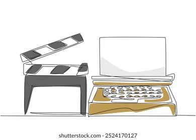 Uma única linha de desenho clapper e máquina de escrever lado a lado. Cria scripts. Ajuda a sincronizar imagens e som. Equipamento. Dia Nacional dos Roteiristas. Ilustração gráfica de design de linha contínua