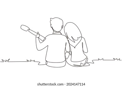 Dibujo de una sola línea Pareja tocando guitarra en temporada de verano. Abrazando pareja sentada en el parque con guitarra. Las citas románticas en la naturaleza al aire libre. Ilustración gráfica de diseño de trazos de línea continua