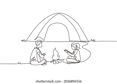 Einzeilige Ziehpferde, die um Zelte am Lagerfeuer zelten. Mann, Frau wärmen ihre Hände nahe Feuer, Mann spielt Gitarre. Erkundungsreise durch die Natur. Design der kontinuierlichen Linien, Vektorgrafik