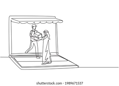 El mensajero de dibujo de una sola línea sale de la pantalla gigante de un portátil con dosel y da caja de paquetes al cliente árabe masculino. Entrega en línea. Ilustración gráfica de diseño de trazos de línea continua