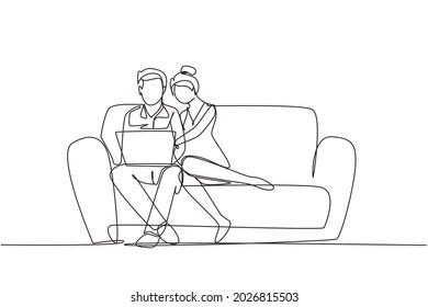 Single One Line Drawing Cozy Living Room. Young Couple Gently Cuddle On Couch And Watch Movie On Their Laptop. Happy Family Life With Interior. Continuous Line Draw Design Graphic Vector Illustration