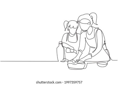 Dibujo de una sola línea linda hija pequeña ayudando a su madre a hacer la masa añadiendo aceite de oliva. Preparación de pastelería en una acogedora cocina en casa. Ilustración gráfica de diseño de trazos de línea continua