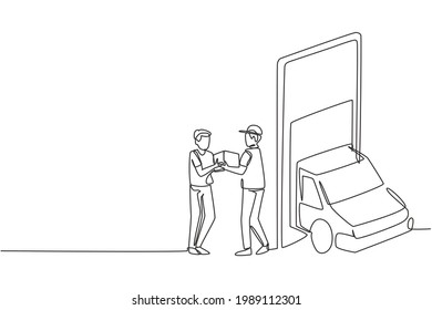El coche de una sola línea de la caja de entrega de dibujos sale en parte de la pantalla gigante de un smartphone. El mensajero masculino entrega el paquete al cliente masculino. Ilustración de líneas continuas moderna de diseño gráfico vectorial