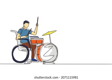 Dibujo de una sola línea discapacitó a un hombre apuesto en silla de ruedas tocando tambor. Discapacitado físicamente. Persona en el hospital. Paciente del centro de rehabilitación. Ilustración vectorial de dibujo de línea continua