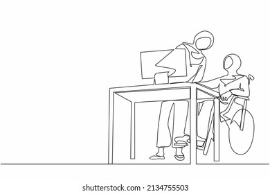 Dibujo de una sola línea de una mujer árabe discapacitada en silla de ruedas trabaja en una oficina detrás del escritorio y la computadora. Interacción y comunicación con un colega. Ilustración vectorial de dibujo de línea continua