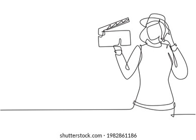 Una sola línea dibujando a una directora de cine llamándome gesture sujetando un tablero de cartón y preparando a la tripulación para el rodaje en estudio. Trabajo profesional. Ilustración gráfica de diseño de trazos de línea continua