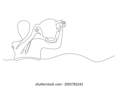 Single one line drawing female athlete wearing sports jersey holding trophy after winning the competition. Celebrating victory of national competition. Continuous line draw design graphic vector illus