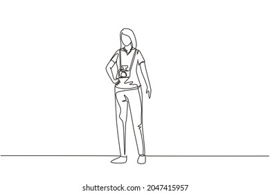 Single one line drawing female photographer standing with camera digital photo. Pictures made by employees, photographs by cameraman. Woman experts job. Continuous line draw design vector illustration