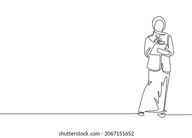 Single one line drawing female office secretary writing with clipboard. Arabic woman in elegant wear, assisting in paper work. Business workwear trend, city fashion. Continuous line draw design vector