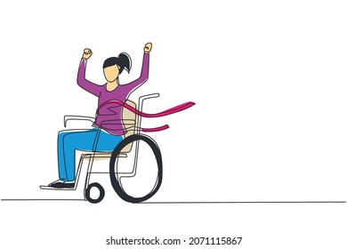 Una sola línea dibujando a una joven usuaria de silla de ruedas cruzando la línea de meta roja. Feliz ganador, exitoso campeón. Sociedad, comunidad de personas discapacitadas. Ilustración vectorial de dibujo de línea continua