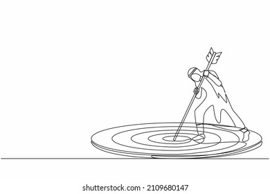 Estrategia de objetivo de marketing de un solo dibujo de una línea, objetivo de marca de hombre de negocios árabe con flecha. Hombre sosteniendo una flecha, golpea el objetivo en el suelo. Lograr objetivos. Vector gráfico de diseño de trazos de línea continua
