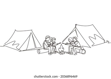 Una sola línea de los amigos dibujantes se sientan en troncos por fogata. Jóvenes turistas, acampados en el bosque. Estudiantes tocando guitarra, malvaviscos asados. Espectáculos nocturnos de camping. Vector de diseño de traza de línea continua