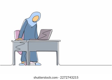 Dibujo de una sola línea frustrada y furiosa mujer de negocios árabe gritando y gritando una laptop de pantalla en su escritorio de trabajo. Las malas emociones del espacio de trabajo. Ilustración vectorial de diseño de línea continua