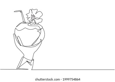 Mano de dibujo de una sola línea sosteniendo cocos verdes con paja y flor. Alivia la sed y la deshidratación en verano. Vida sana. Ilustración gráfica de diseño de trazos de línea continua
