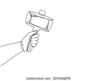 Una sola línea dibujando mano sosteniendo un martillo de piedra. Antiguo arma prehistórica o herramienta de trabajo en forma de martillo. Artefacto del periodo histórico de la edad de piedra. Ilustración vectorial de dibujo de línea continua