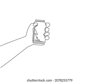 Una sola línea de dibujo de mano sosteniendo lata de refresco. Mano masculina sosteniendo lata de aluminio sobre fondo blanco. Para el menú de bebidas de restaurante o cafetería. Ilustración de líneas continuas moderna de diseño gráfico vectorial