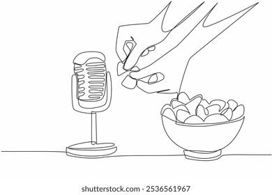 Uma única linha desenhando mão arranca em torno de batata chip e direciona-o para o microfone. Um som que estimula o apetite. Com fome. Dia Internacional da RMSA. Ilustração gráfica de design de linha contínua