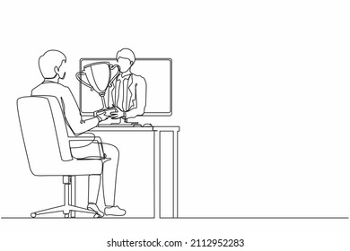 Un hombre de negocios apuesto en un solo dibujo de una línea sostiene una taza de oro de un monitor a un feliz trabajador de oficina. Premio en el concurso en línea. Ilustración de líneas continuas moderna de diseño gráfico vectorial