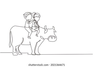 Una sola línea dibujando a un niño y una niña felices montando una vaca juntos. Niños sentados en la vaca trasera con la silla en el rancho. Niños aprendiendo a montar en vaca. Vector gráfico de diseño de trazos de línea continua