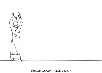 Una sola línea dibujando feliz empresario árabe parado y levantando trofeo. Icono de objetivo profesional. Signo o símbolo de victoria. Postura ganadora. Éxito, objetivo, logro. Vector de diseño de traza de línea continua
